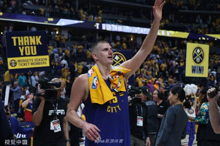 奥运冠军邓亚萍助阵 海南琼海健康乐跑开跑 以奔跑 致母爱（邓亚萍助力海南琼海健康乐跑鸣枪开跑 用奔跑致敬母爱）