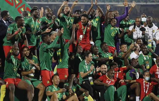 世体：齐达内现身伯纳乌但不会接替阿隆索，他只想执教法国（世体：齐达内现身伯纳乌，但无意接班阿隆索，只愿执教法国队）