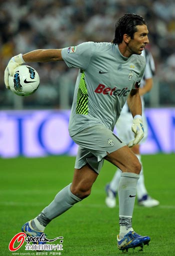 荣耀时刻！CBA新赛季揭幕战赛前，广厦领取上赛季总冠军戒指（开幕夜高光！CBA新季揭幕战前，广厦获颁上赛季总冠军戒指）