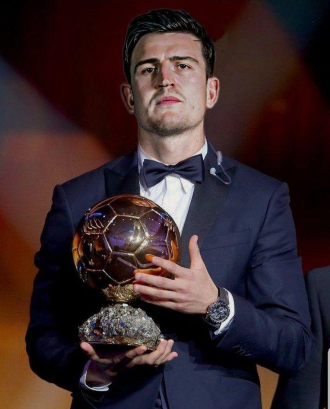 再次情绪失控，阿德耶米因不满自己被换下而怒气冲冲（阿德耶米再次失控，因被换下愤然离场）