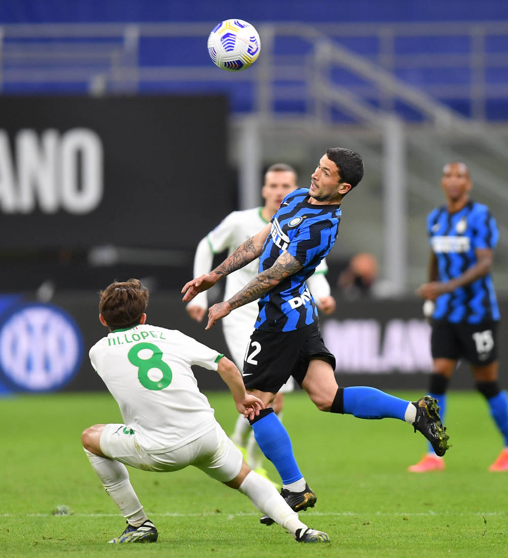 英媒：曼联对多特边锋阿德耶米感兴趣，但球员倾向于加盟阿森纳（英媒称曼联相中多特翼锋阿德耶米，球员更青睐投奔阿森纳）