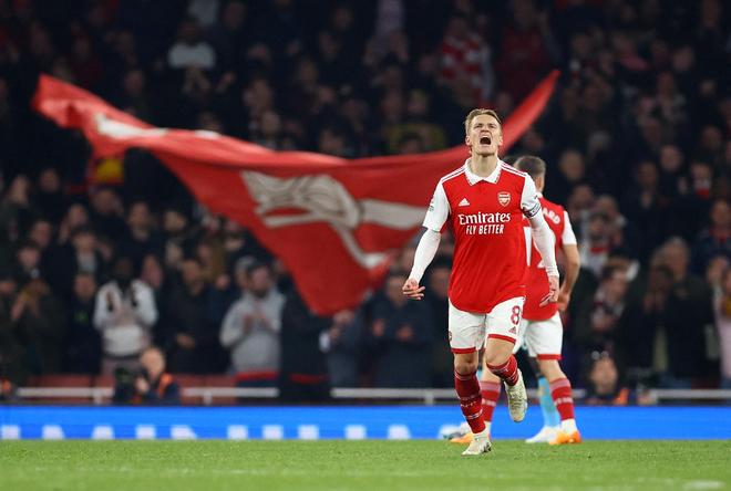 泰州举办“苏超泰州英雄大会”，市民夹道欢迎泰州队将士凯旋（泰州举行“苏超泰州英雄大会”，市民夹道相迎泰州队凯旋）