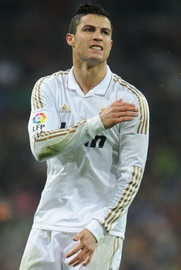 塞萨尔：齐沃为什么要换下博尼和泽林斯基？他俩明明表现最好（塞萨尔质疑齐沃换人决定：为何撤下表现最好的博尼和泽林斯基？）